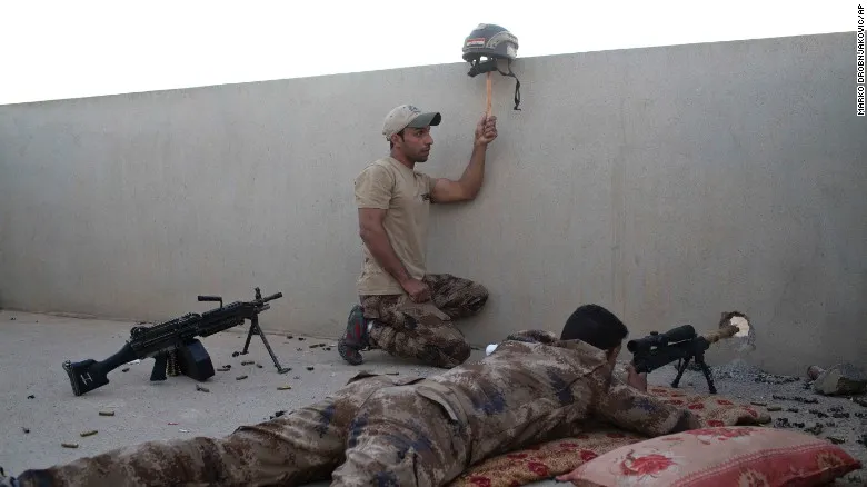 Một lính đặc nhiệm Iraq dùng mũ bảo hiểm thu hút chú ý để lính bắn tỉa triệt hạ IS tại làng Gogjali phía đông Mosul ngày 3-11. 