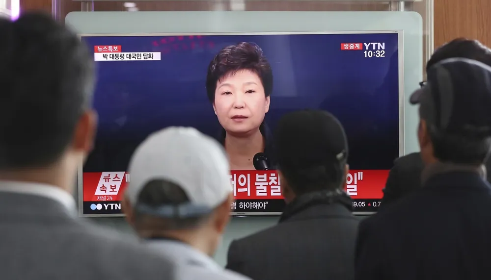 Dân Hàn Quốc xem Tổng thống Park Geun-hye nhận lỗi và chấp nhận điều tra trên truyền hình ngày 4-11.