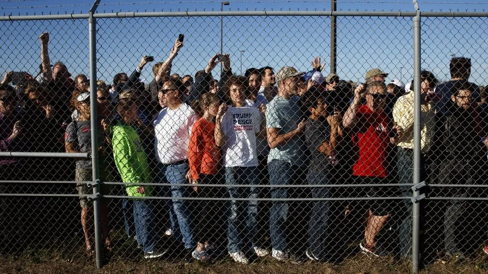 Đám đông không có vé đứng ngoài hàng rào an ninh xem Trump vận động lần cuối cùng ở Minnesota ngày 6-11. 