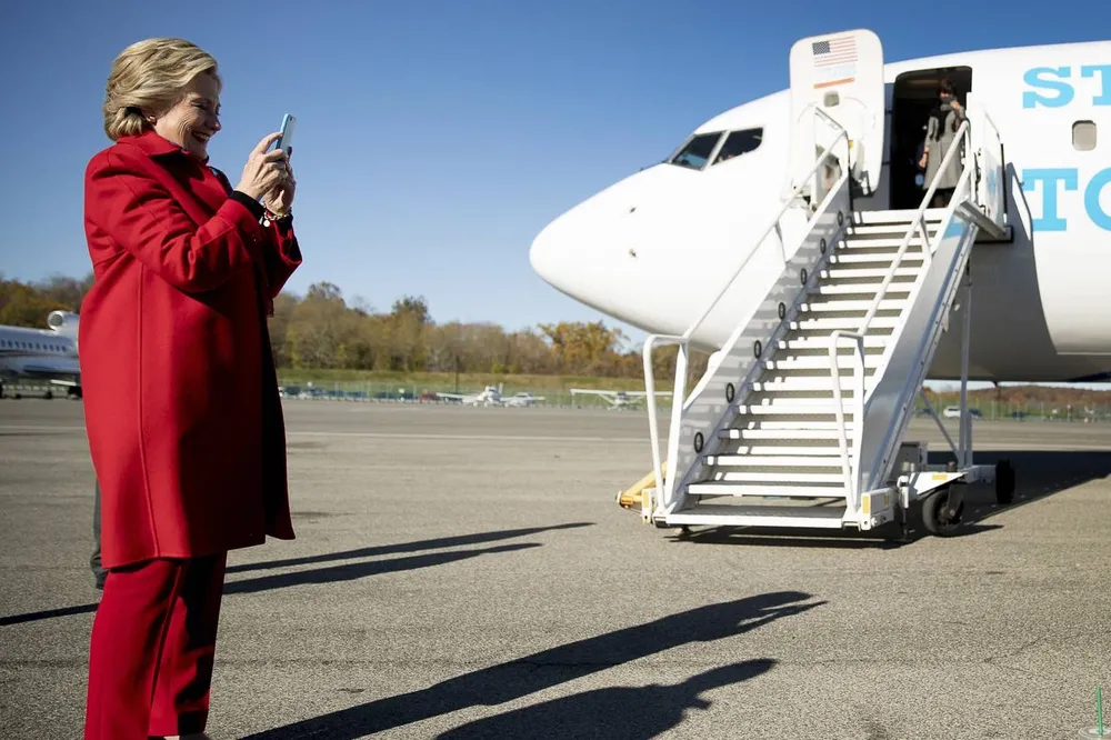 Trước giờ G: Clinton-Trump dồn sức các bang 'chiến địa' ảnh 1 Bà Clinton nói chuyện với con gái trước khi rời nhà ở New York đi vận động ngày 7-11.