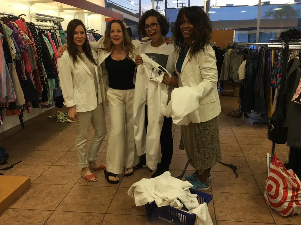 Phụ nữ Mỹ rủ nhau tìm mua và mặc vest Clinton. 