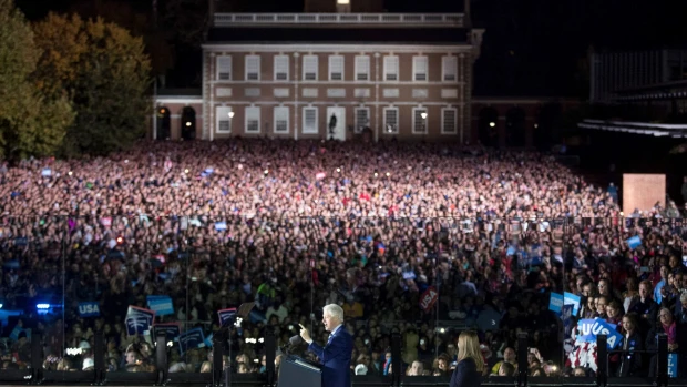 Cựu Tổng thống Bill Clinton vận động cho vợ trong làn kính chắn đạn tại TP Philadelphia ngày 7-11