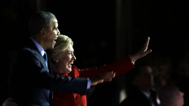 Tổng thống Obama và bà Clinton trên sân khấu vận động tại Philadelphia ngày 7-11. 
