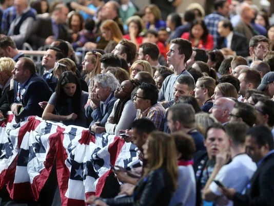 Người ủng hộ bà Clinton hồi hộp theo dõi kết quả bầu cử tại Mỹ đêm 8-11. 