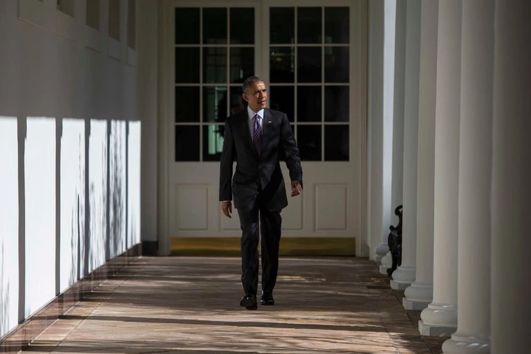 Tổng thống Obama trên đường đến phòng Bầu dục ở Nhà trắng trong ngày bầu cử 8-11. 