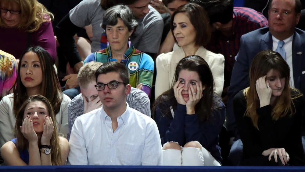 Người ủng hộ bà Clinton theo dõi kết quả bầu cử trong lo âu tại New York tối 8-11.