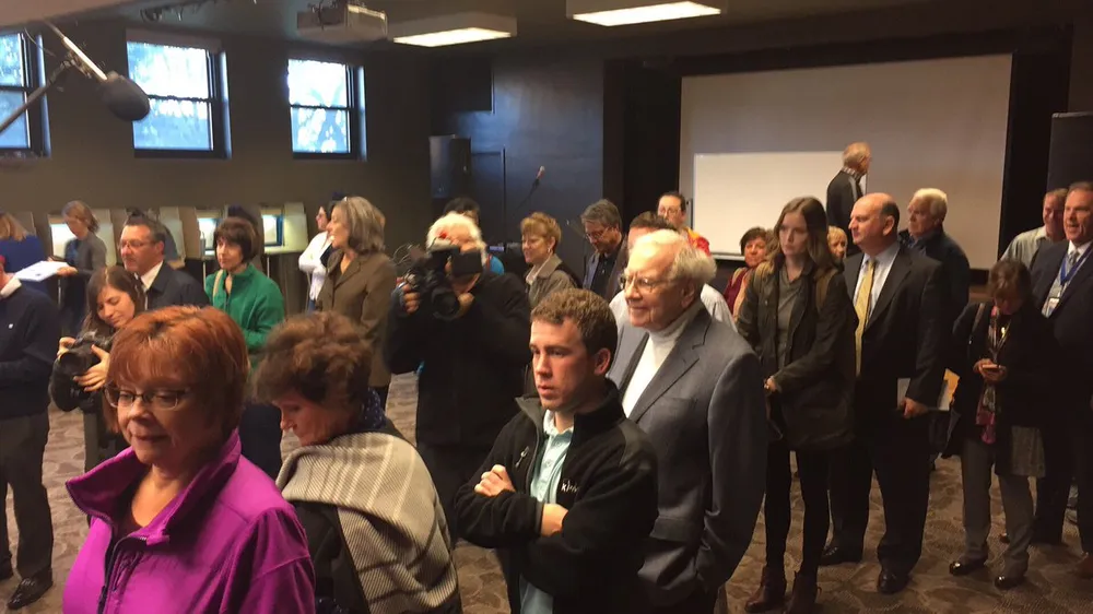 Tỷ phú Warren Buffett xếp hàng chở bỏ phiếu ở TP Omaha (bang Nebraska).