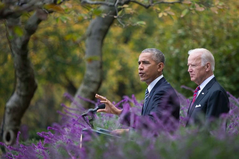 Tổng thống Obama phát biểu tại vườn Hồng, Nhà Trắng ngày 9-11. Sau lưng ông là Phó Tổng thống Joe Biden. 