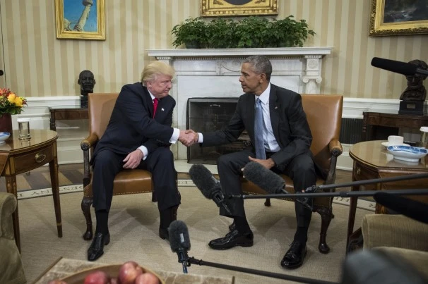 Đương kim Tổng thống Obama (phải) tiếp Tổng thống đắc cử Trump tại Nhà Trắng ngày 10-11. 