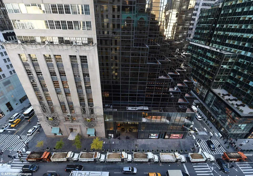 Không chỉ lập vùng cấm bay, cảnh sát còn lắp đặt xe tải chở cát làm chướng ngại vật trước cao ốc Trump Tower. 