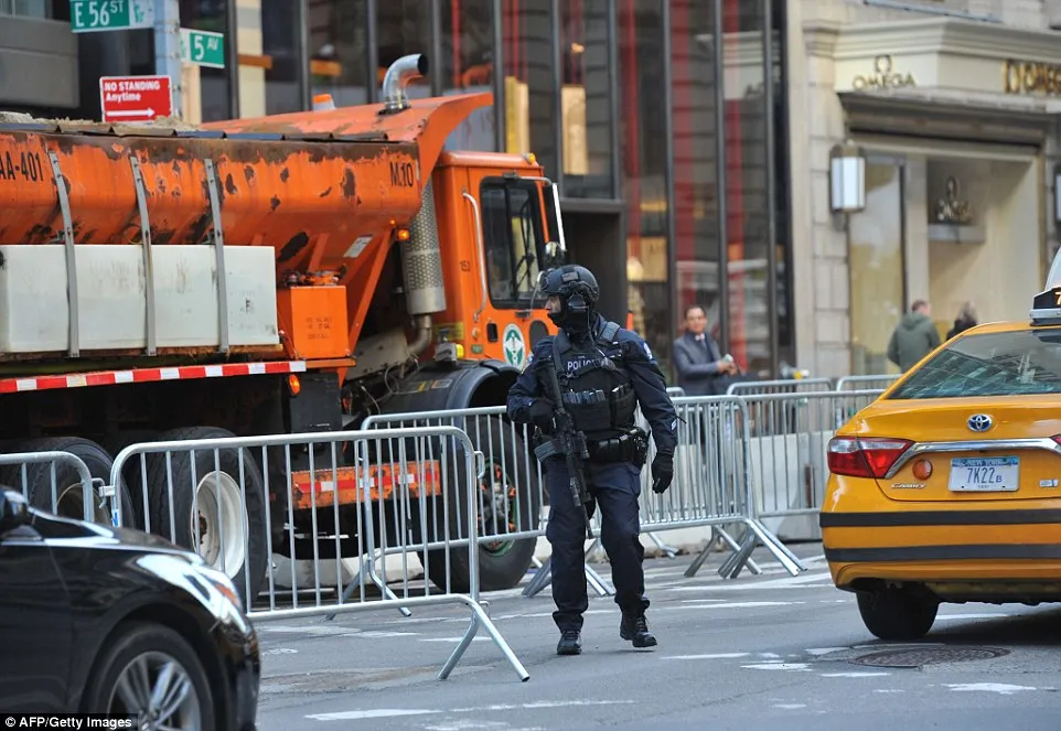 Cảnh sát chống khủng bố New York tuần tra bên ngoài cao ốc Trump Tower.