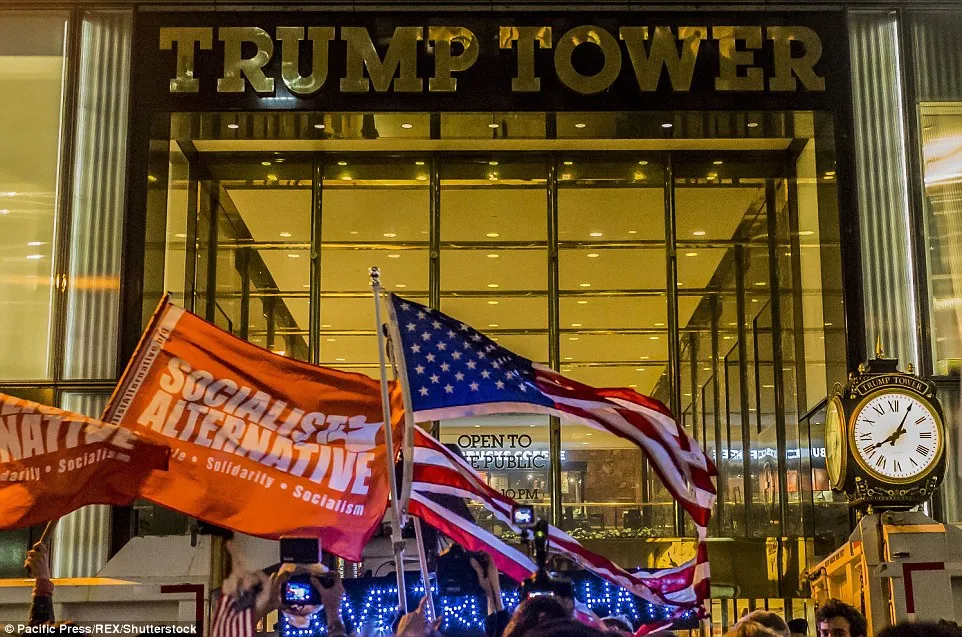 Biểu tình phản đối Trump trước Trump Tower. 