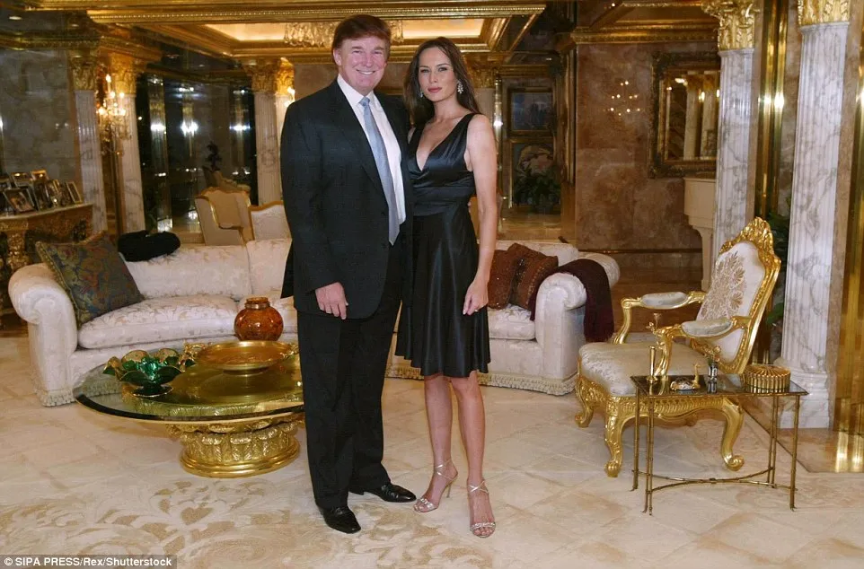 Ông Trump và vợ tại căn hộ penthouse dát vàng trong cao ốc Trump Tower năm 2003.