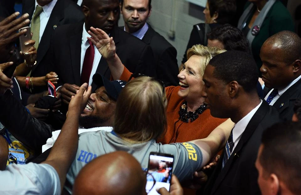 Bà Clinton trong cuộc vận động ngày 27-10, sẽ họp với các hạ nghị sĩ Dân chủ ngày 14-11. 