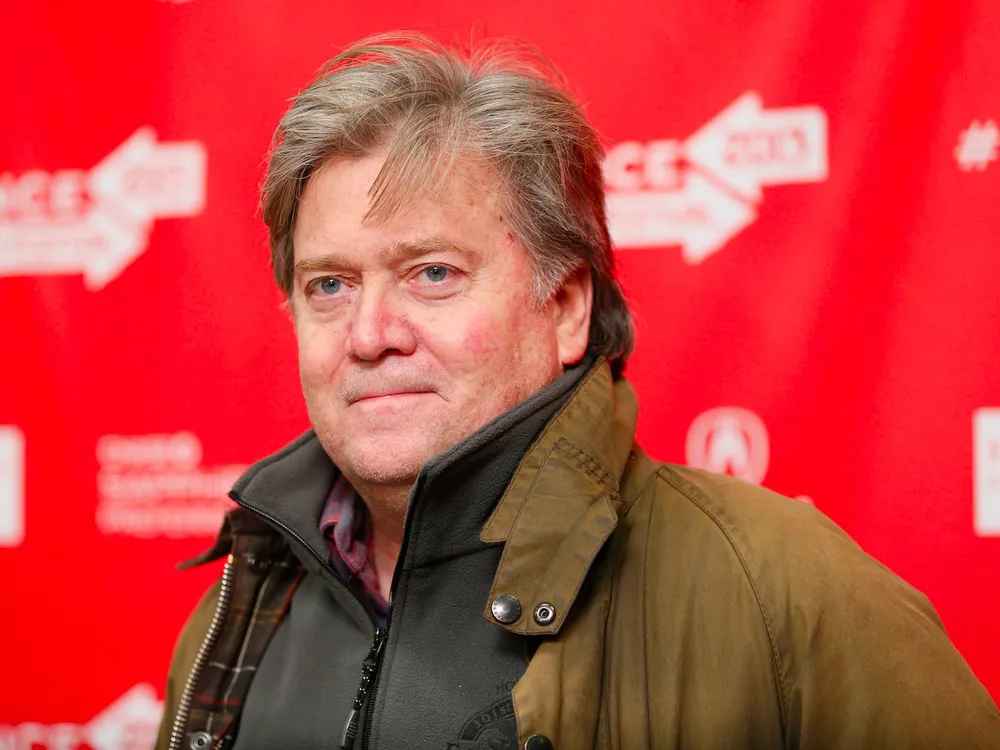 Chủ tịch điều hành chiến dịch tranh cử Steve Bannon làm Nhà chiến lược trưởng và cố vấn cấp cao cho ông Trump.