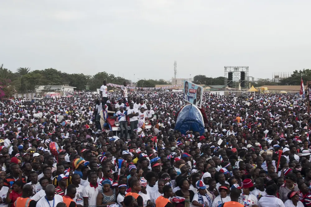 Người dân Nigeria xếp hàng bên ngoài một trung tâm cứu trợ và khám dinh dưỡng của UNICEF ở trại tị nạn Muna ở Maiduguri (bang Borno, Nigeria) ngày 15-9. 