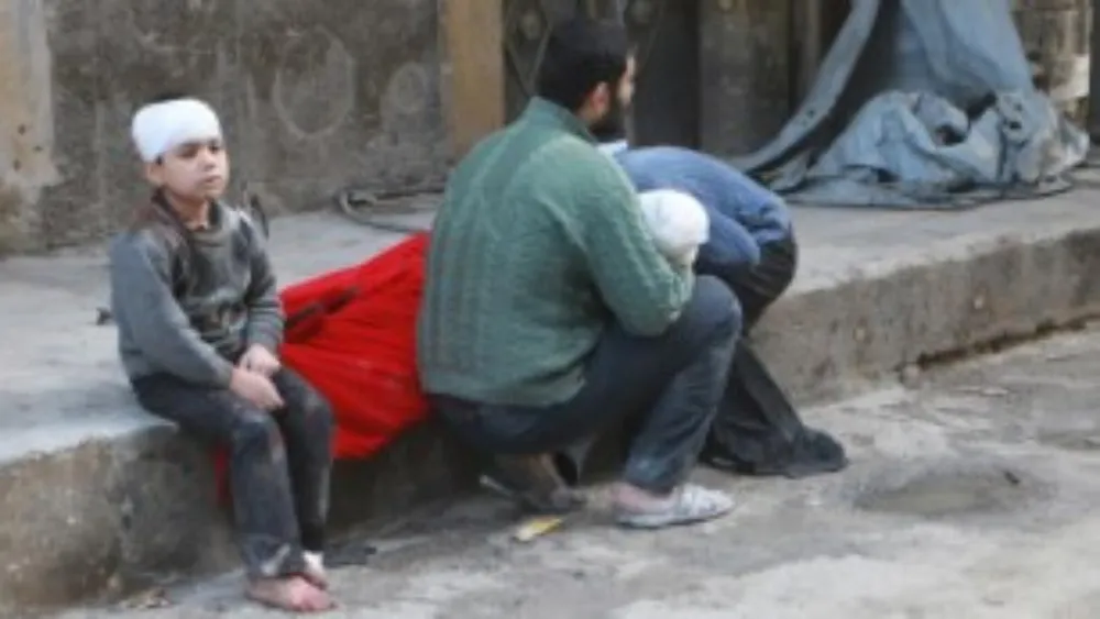 Một gia đình ở Aleppo, trẻ chết trẻ bị thương vì không kích ngày 16-11.