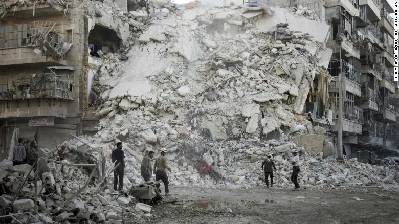 Nhân viên cứu hộ White Helmets trước đống đổ nát do không kích ở Aleppo ngày 17-11. 