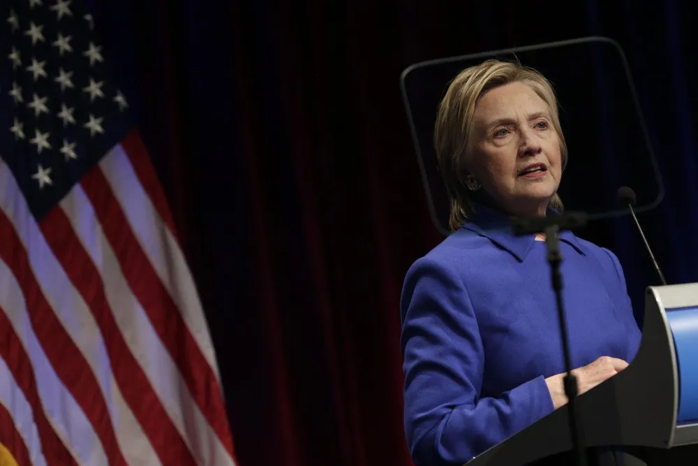 Bà Clinton nói chuyện tại Quỹ Bảo vệ Trẻ em ở thủ đô Washington (Mỹ) tối 16-11. 