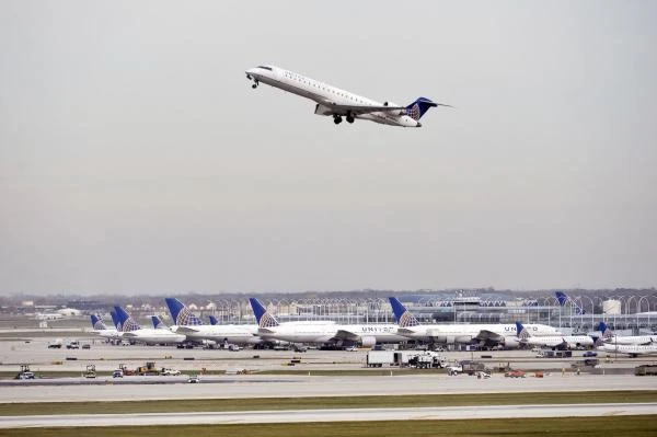 Một chiếc máy bay của hãng United Airlines cất cánh. 