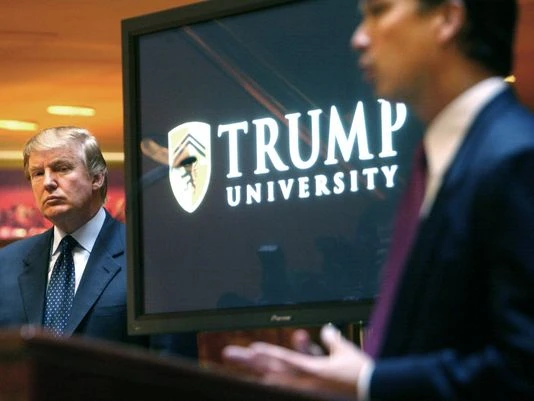 Ông Trump (trái) tại buổi họp báo công bố thành lập đại học Trump ở New York (Mỹ) năm 2005. 