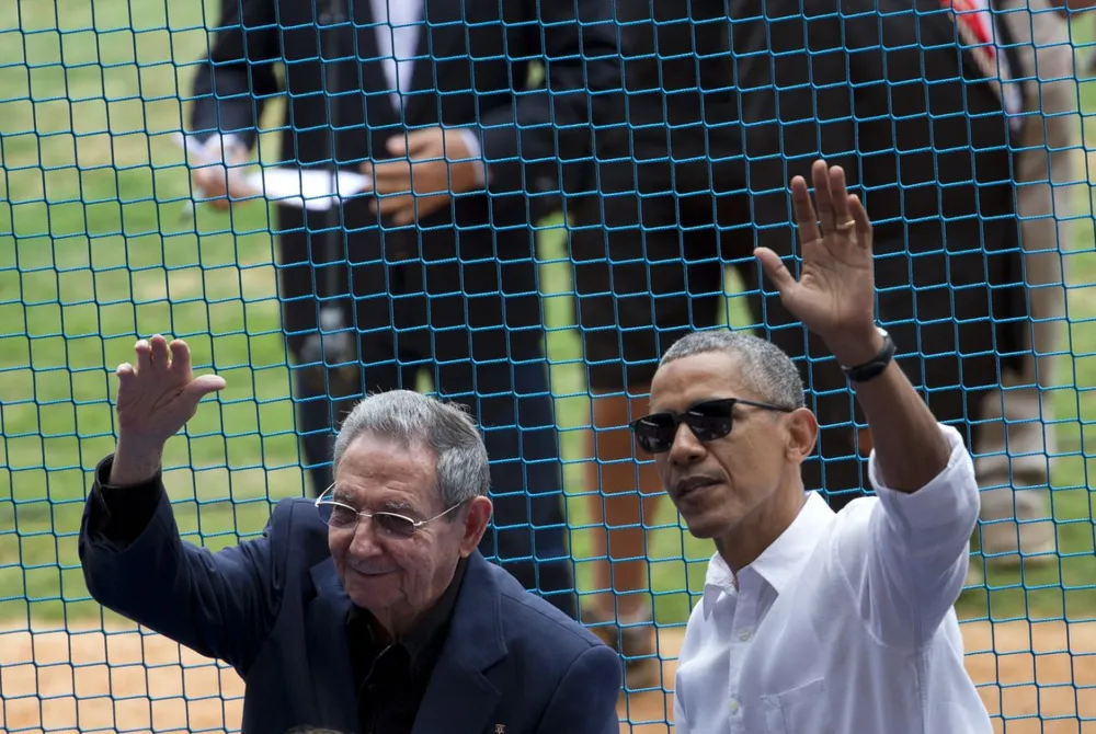 Chủ tịch Raul Castro, em trai Chủ tịch Fidel Castro năm nay 85 tuổi (trái) và Tổng thống Mỹ Barack Obama tại thủ đô Havana (Cuba) ngày 22-3-2016.