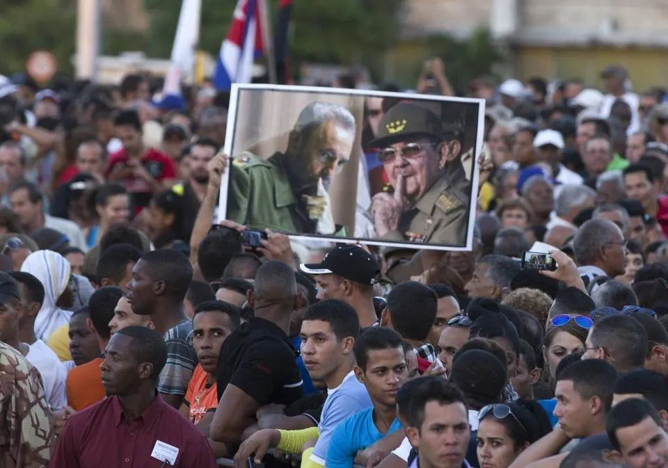 Người dân Cuba tiễn đưa Chủ tịch Fidel Castro tại Quảng trường Cách mạng ở Havana tối 29-11.