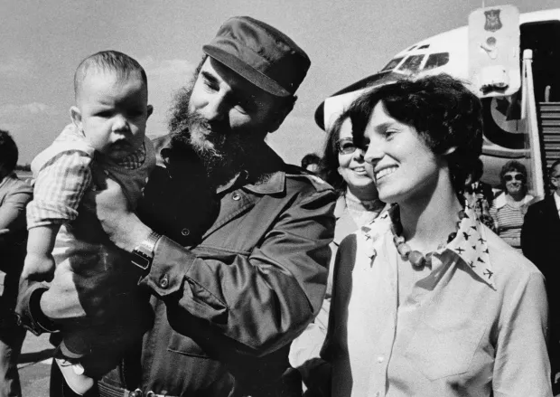 Chủ tịch Fidel Castro bồng con trai út Michel khi nhà Trudeau sang thăm Cuba ngày 26-1-1976 trong khi bà Margaret Trudeau đi bên cạnh.