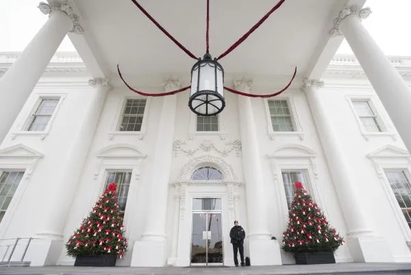 Các gia đình quân nhân được mời đến trang hoàng Nhà Trắng đón Giáng sinh và Năm mới. 
