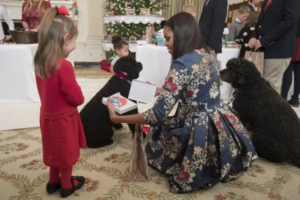 Đệ nhất phu nhân Michelle Obama hướng dẫn con các quân nhân trang hoàng Nhà Trắng đón Giáng sinh và Năm mới.