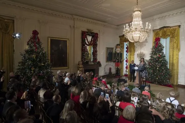 Các gia đình quân nhân được Đệ nhất phu nhân chào đón tại Nhà Trắng. 