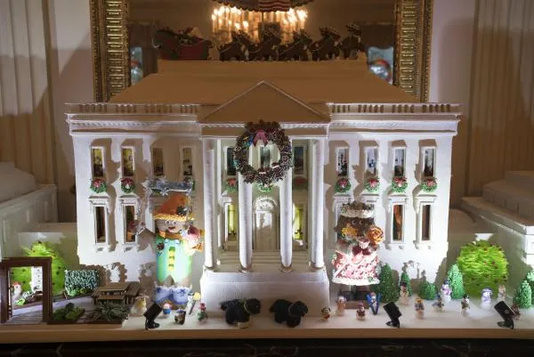 Trang hoàng Nhà Trắng bằng bản Nhà Trắng thu nhỏ. 