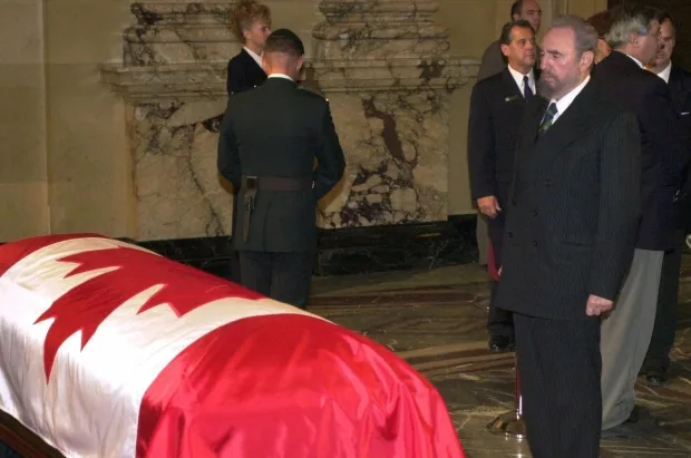 Chủ tịch Fidel Castro viếng Thủ tướng Pierre Trudeau tại Canada ngày 2-10-2000.