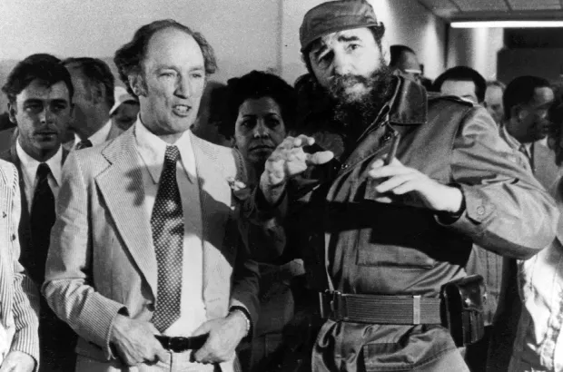 Thủ tướng Pierre Trudeau (trái) được Chủ tịch Fidel Castro đón tiếp trong chuyến thăm ngày 27-1-1976.