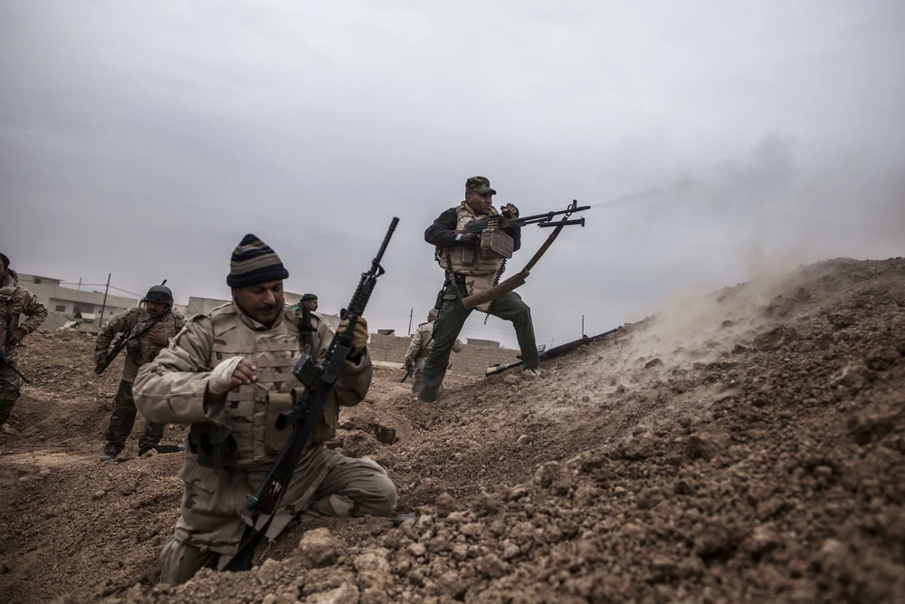 Lính Iraq giao tranh với IS ở làng Al-Qasr, cách làng Mosul ngày 30-11.