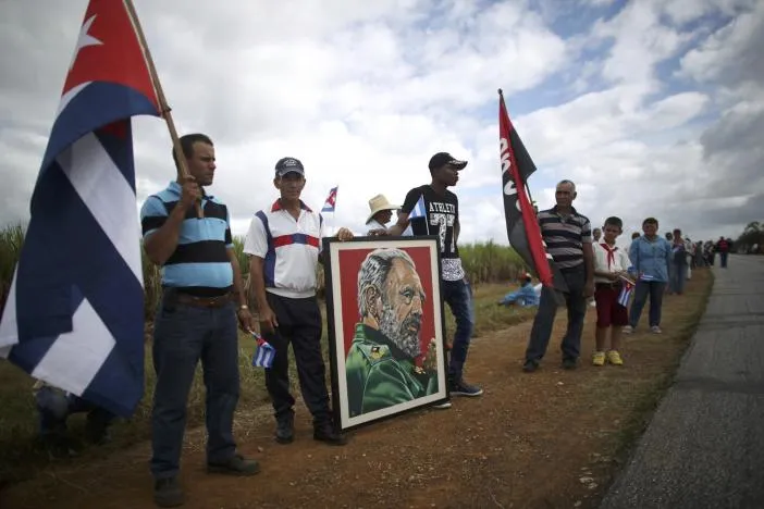 Người dân TP Florida (Cuba) chờ đón di cốt Chủ tịch Fidel Castro ngày 1-12. 