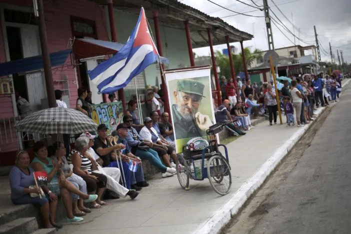 Người dân TP Jatibonico (Cuba) chờ đón di cốt Chủ tịch Fidel Castro ngày 1-12. 