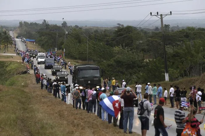 Đoàn xe chở di cốt Chủ tịch Fidel Castro tại TP Villa Clara ngày 1-12. 
