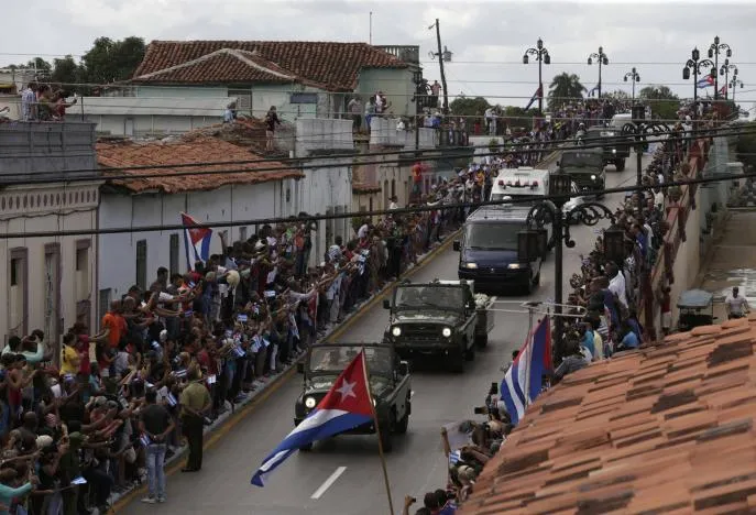 Người dân TP Ciego de Avila (Cuba) tiễn đưa Chủ tịch Fidel Castro ngày 1-12. 