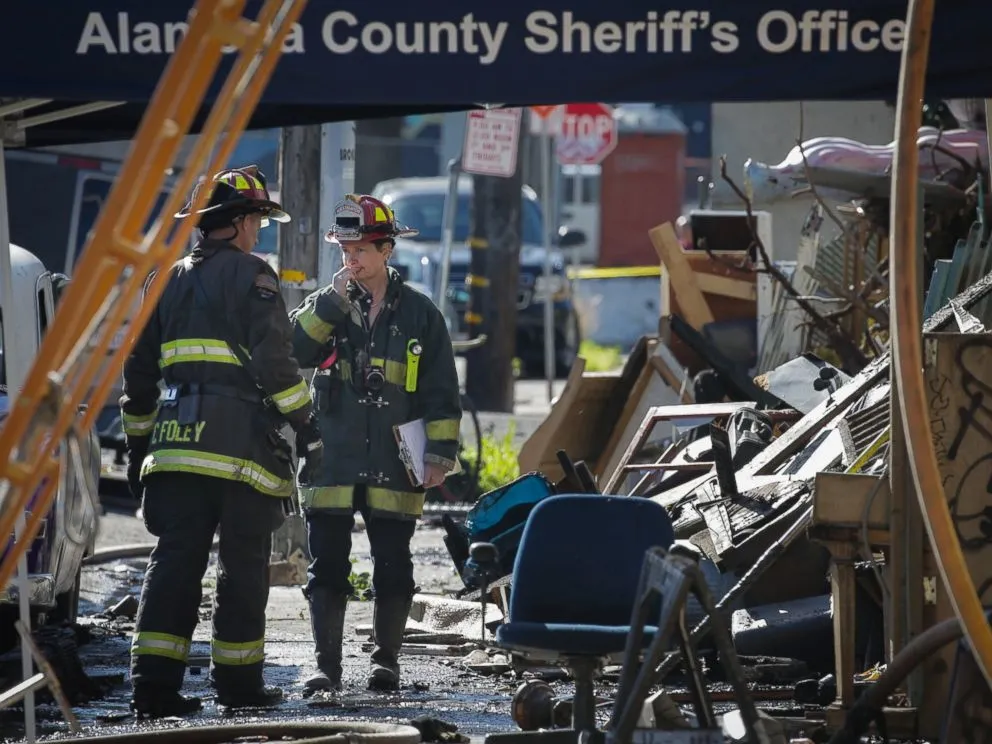 Nhân viên cứu hộ làm việc tại tòa nhà hai tầng Oakland Ghost Ship ở Oakland (California) ngày 4-12. Ảnh: CNN