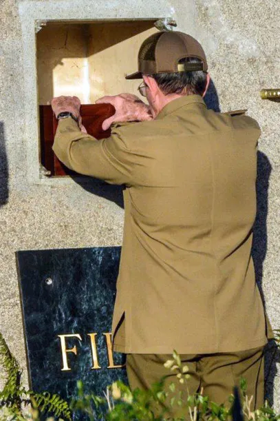 Chủ tịch Raul Castro đặt di cốt anh trai vào phần mộ. 