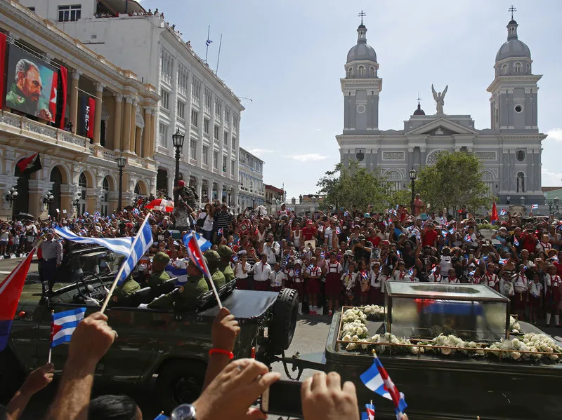 Di cốt Chủ tịch Fidel đi ngang qua công viên Cesdepes ở TP Santiago de Cuba ngày 4-12. 