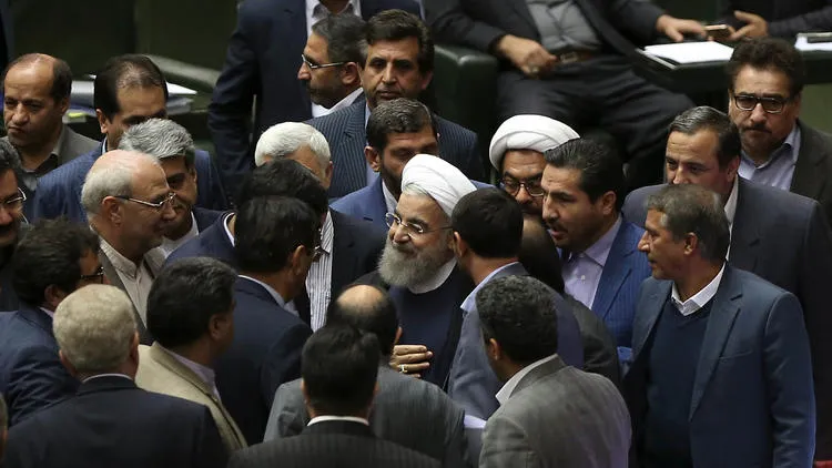 Tổng thống Hassan Rouhani (giữa) với các nghị sĩ sau bài phát biểu trước Quốc hội ngày 4-12. 