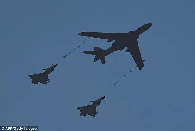 Máy bay ném bom hạt nhân H-6 (giữa) cùng hai máy bay chiến đấu Trung Quốc trong một lần bay hồi tháng 9. 