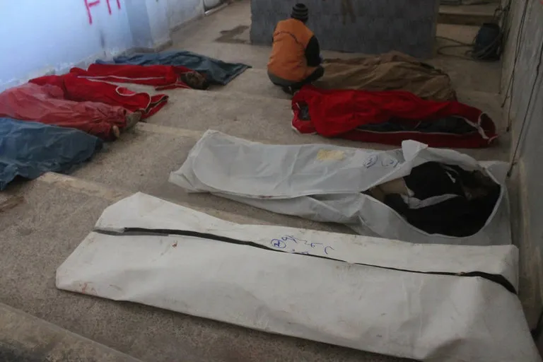 Thi thể người chết do nhà sập vì trúng không kích ở đông Aleppo (Syria) ngày 6-12. Ảnh: AP 