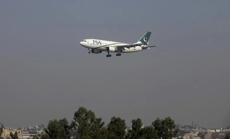 Một máy bay chở khách của hãng PIA chuẩn bị hạ cánh xuống sân bay quốc tế Benazir ở thủ đô Islamabad (Pakistan). Ảnh: REUTERS 