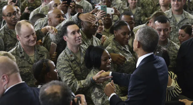 Tổng thống Obama bắt tay các binh sĩ tại căn cứ không quân MacDill ở Tampa (Florida) ngày 6-12. 