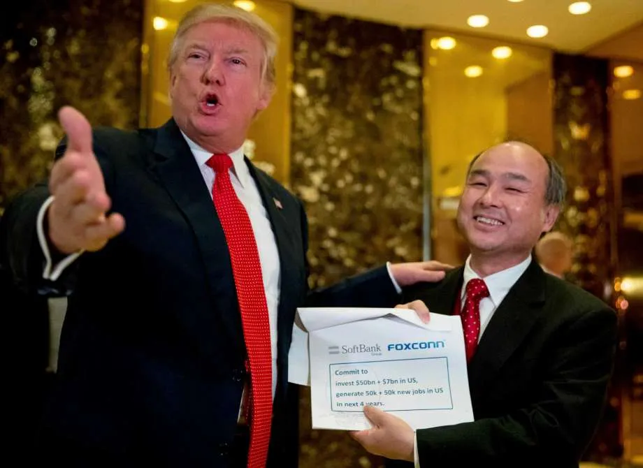 Hai tỷ phú Donald Trump và Masayoshi Son tại cao ốc Trump Tower (New York, Mỹ) ngày 6-12.