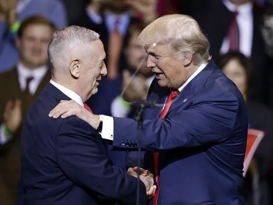 Tổng thống đắc cử Donald Trump (phải) và Tướng James Mattis tại Fayetteville (North Carolina) ngày 6-12. 
