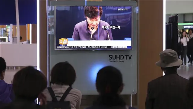 Bà Park xin lỗi người dân ngày 25-10. Ảnh: AP